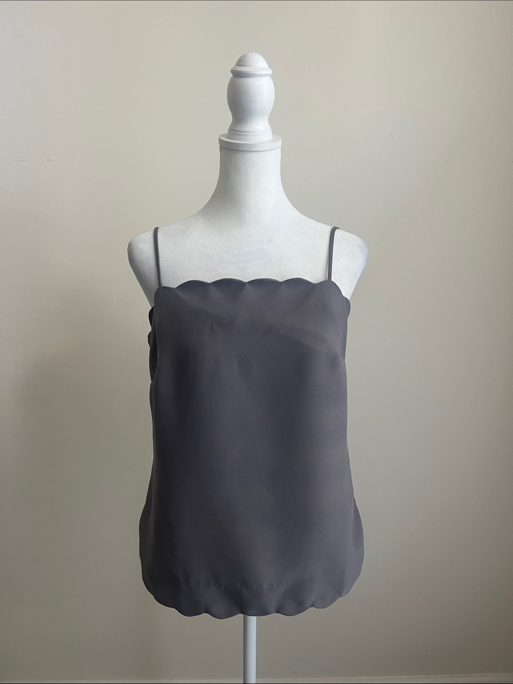 Women’s banana republic XS cami spaghetti, strap, scalloped edge top